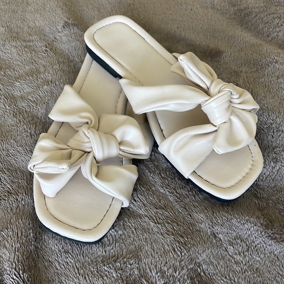 ‼️LAST ACT‼️NWOT SHEIN Bow Décor Beige Slip-On Comfy Sandals, Size 39, Fits 7.5. - Picture 1 of 4
